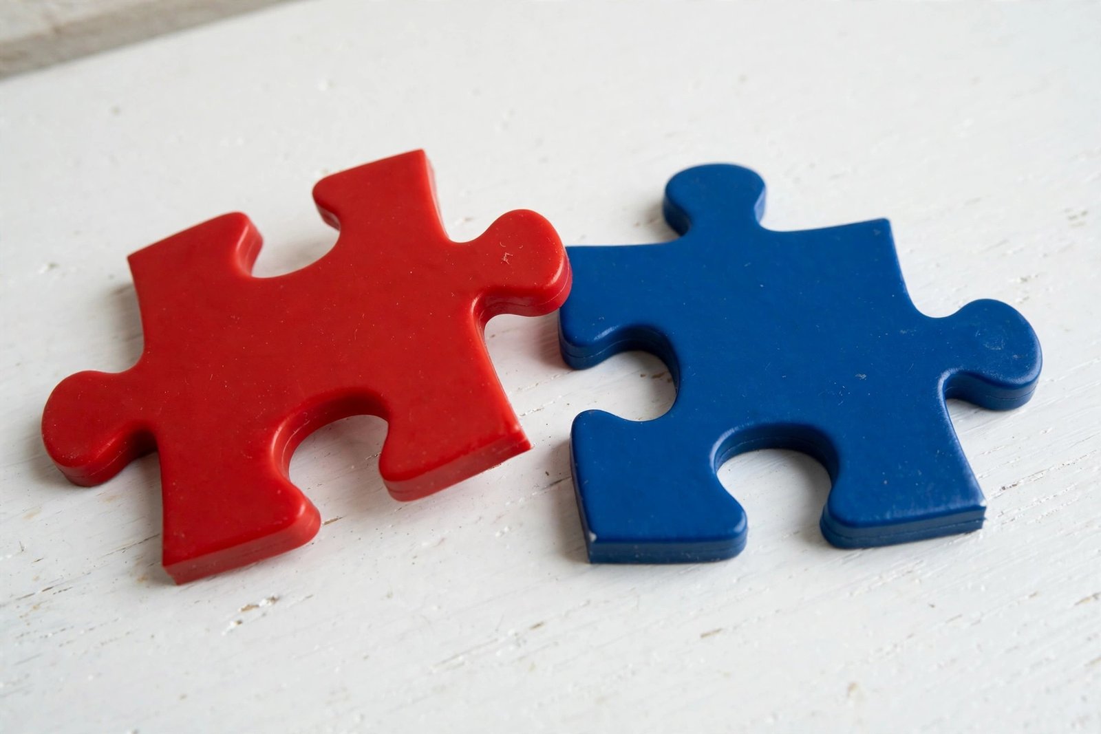 Two puzzle pieces that do not fit, showing a plugin conflict causing elementor editor not loading